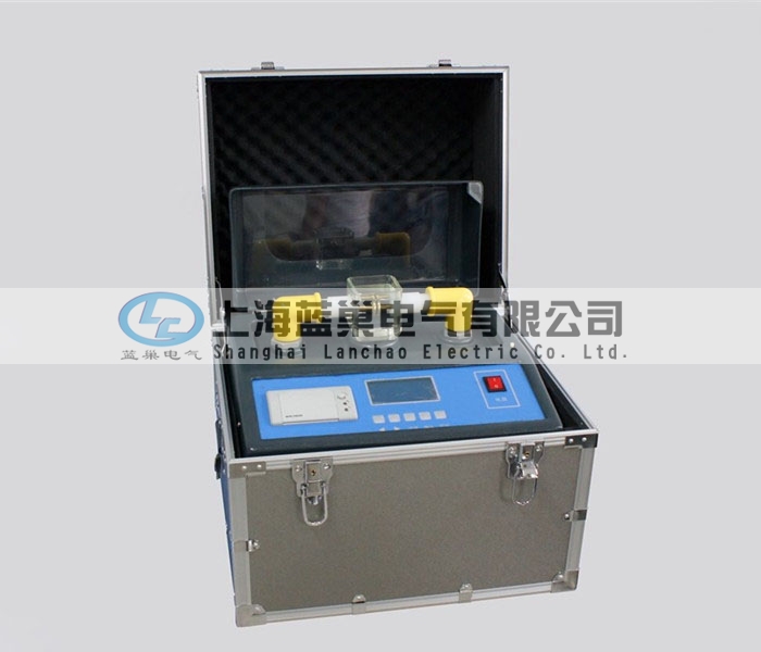 LCY-806絕緣油電壓擊穿試驗(yàn)儀采用微處理器，自動(dòng)完成升壓、保持、攪拌、靜放、計(jì)算、打印等操作，可在0～80KV范圍內(nèi)進(jìn)行油循環(huán)耐壓試驗(yàn)。