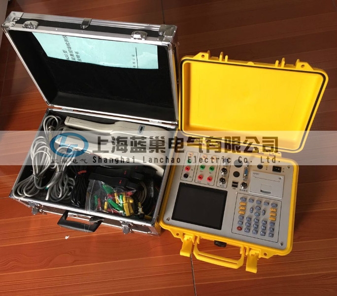 三相電能表現(xiàn)場校驗儀采用大屏幕彩色液晶作為顯示器，全中文圖形化操作界面并配有漢字提示信息、多參量顯示的液晶顯示界面，人機對話界面友好，向量圖顯示及接線判斷為檢查電路的正確性提供了可靠的依據(jù)。